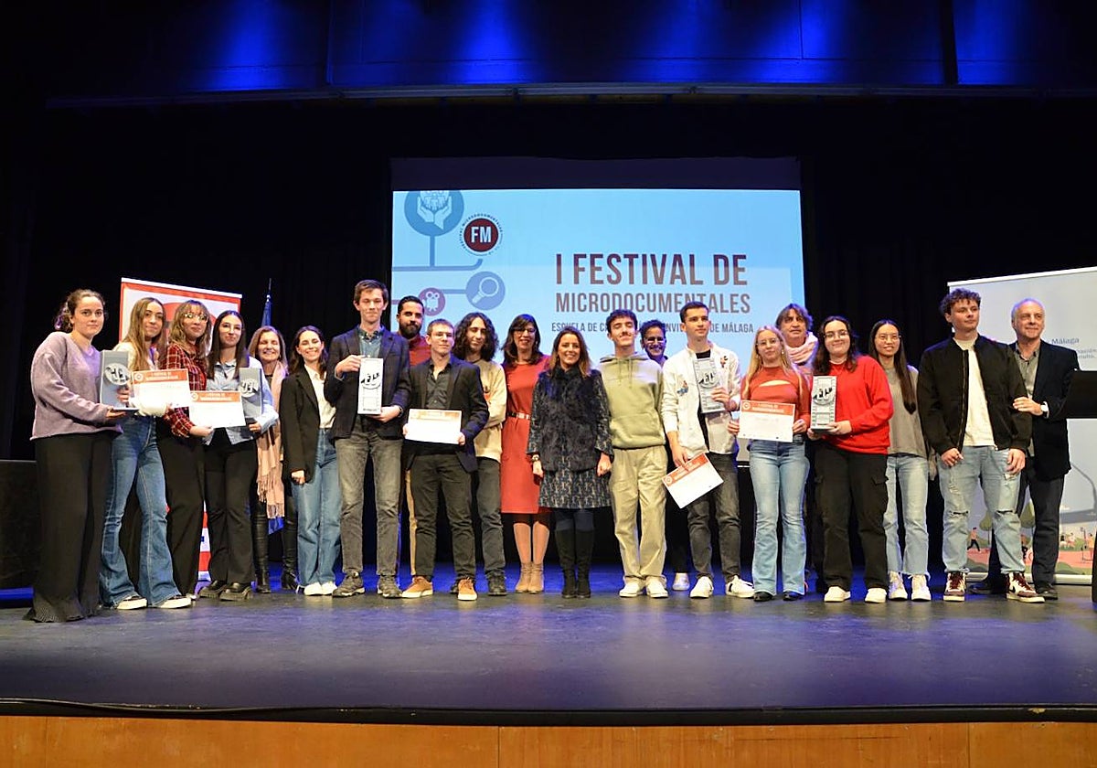 Participantes y premiados en la gala del I Festival de MicroDocumentales, en el María Victoria Atencia.