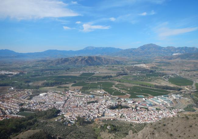 Vista panorámica de Pizarra desde la subida por la abrupta sierra de Gibralmora.