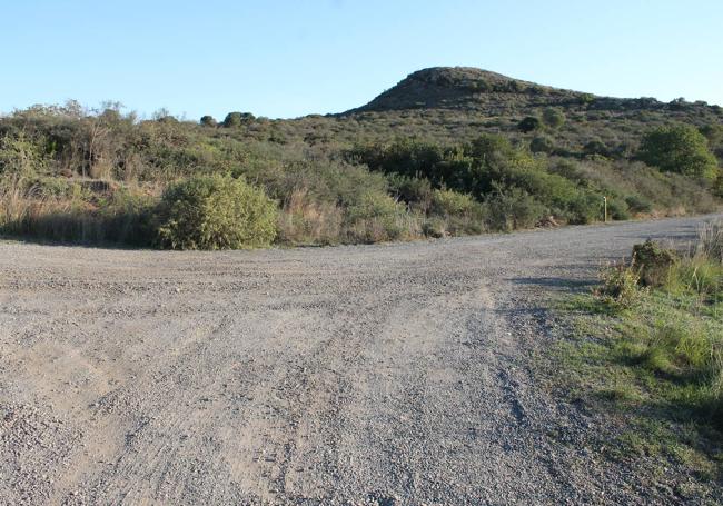 Encrucijada donde hay que tomar el camino de la izquierda