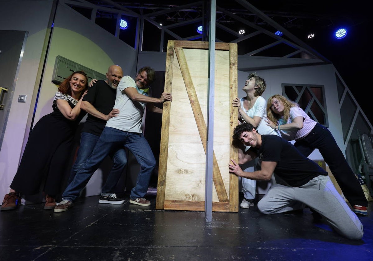 Carmen Baquero, Álvaro Carrero, Salva Reina, Rocío Rubio, Andrés Suárez y Natalia Roig, en los ensayos de la obra.