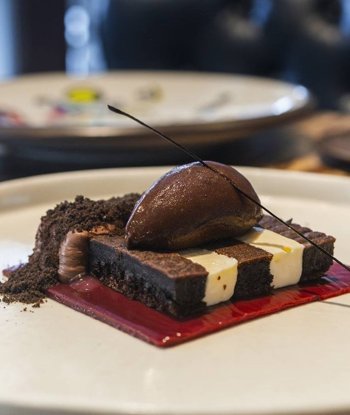 Imagen secundaria 2 - Arriba, cordero cocinado a fuego lento, lomo y falda con coliflor aliñada y puré de ajos confitados. Abajo, salmonete confitado con demi glace de sus espinas y jugo de verduras al jerez, y chocolate negro Guanaja, cremoso de kirsch, frutos rojos y cacao helado.