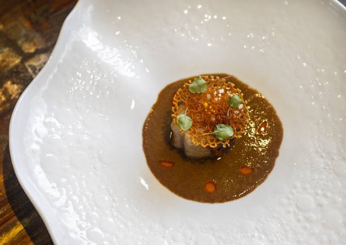 Imagen secundaria 1 - Arriba, cordero cocinado a fuego lento, lomo y falda con coliflor aliñada y puré de ajos confitados. Abajo, salmonete confitado con demi glace de sus espinas y jugo de verduras al jerez, y chocolate negro Guanaja, cremoso de kirsch, frutos rojos y cacao helado.