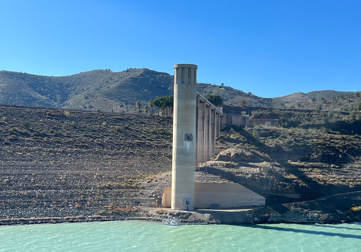 El embalse de La Viñuela está a apenas el 7,5% de su capacidad, con 12,4 hectómetros cúbicos, en mínimos históricos.