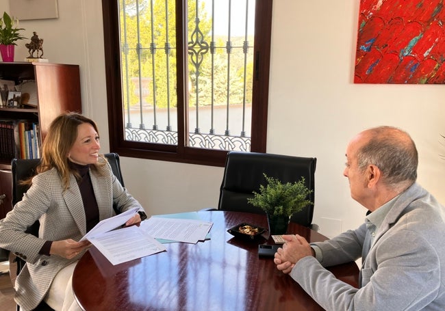 Imagen de la reunión de Patricia Navarro con el alcalde macharatungo, Antonio Campos.