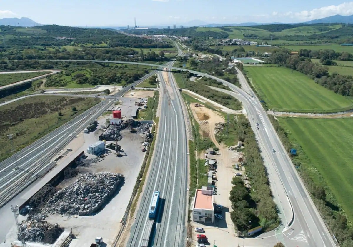 Vista aérea de un tramo ya renovado de la línea férrea entre Bobadilla y Algeciras.