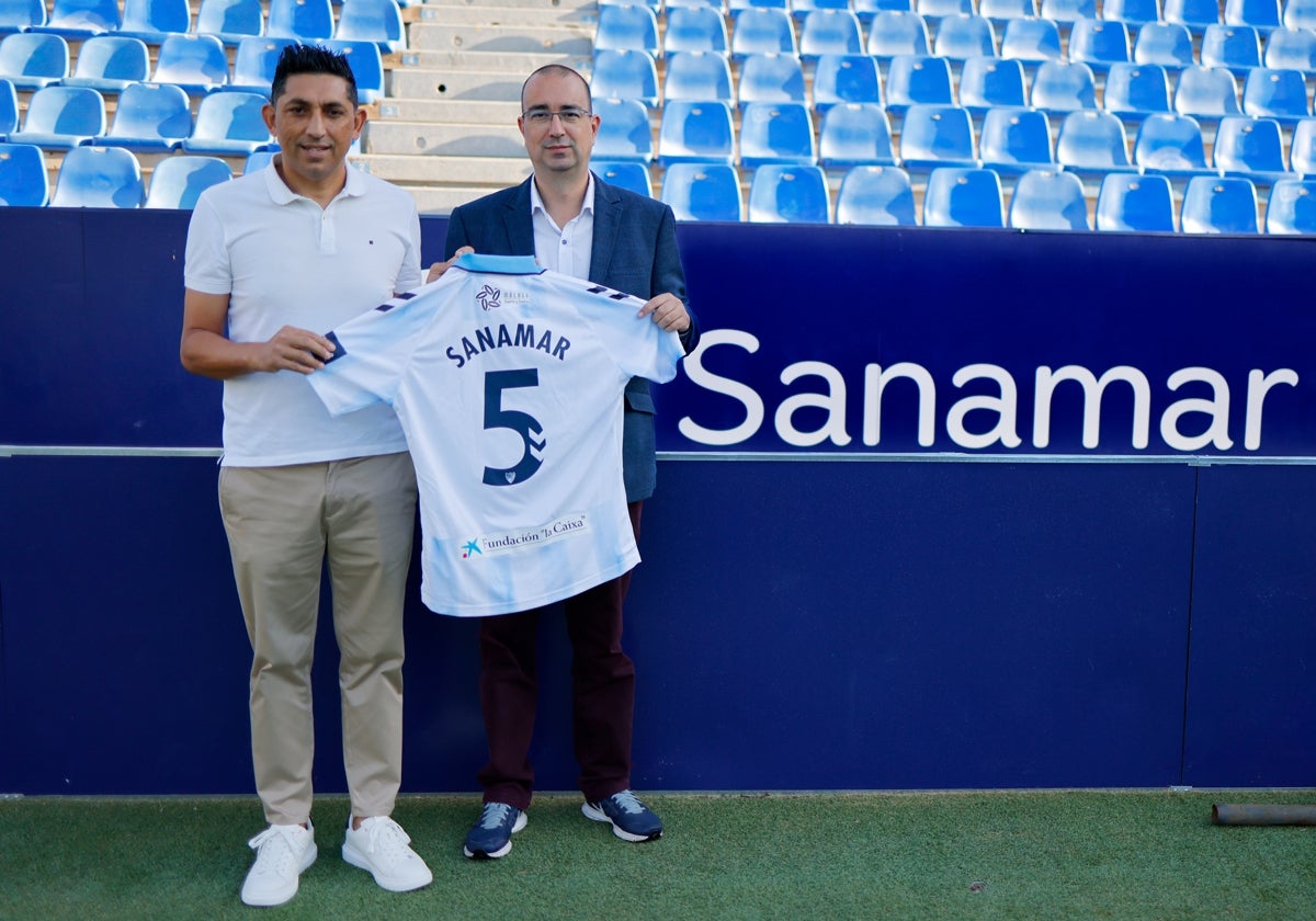 Basti, de la Fundación del Málaga, en un acto de firma de patrocinio de Sanamar, con el empresario Jesús Gutiérrez.