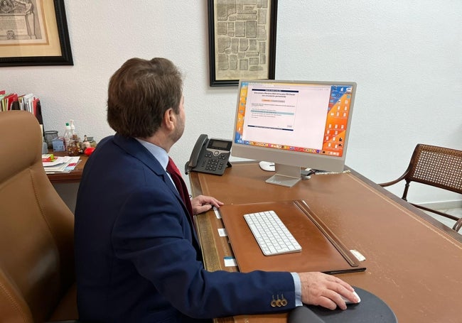 Juan José Hinojosa ha votado en su despacho del decanato de la Facultad de Derecho.