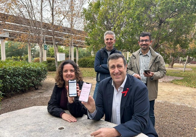 Ernesto Pimentel ha voto desde el teléfono móvil, en los jardines de la ETSI Informática.