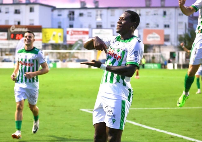 El delantero zambiano cedido por el Cádiz Francis Mwepu celebra un gol.