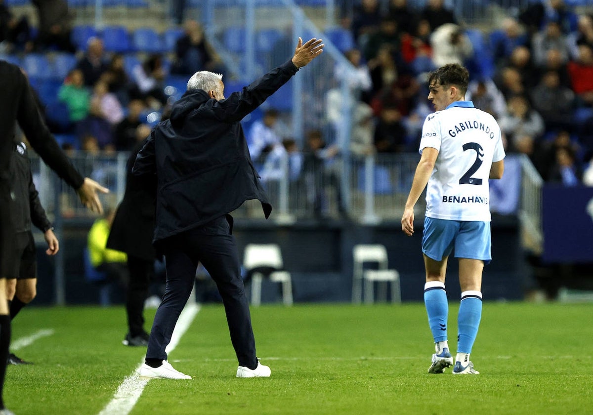 Pellicer da instrucciones a Gabilondo.