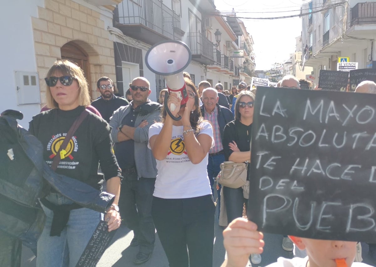 Imagen secundaria 1 - Tres imágenes de la protesta que ha tenido lugar este sábado en Torrox.