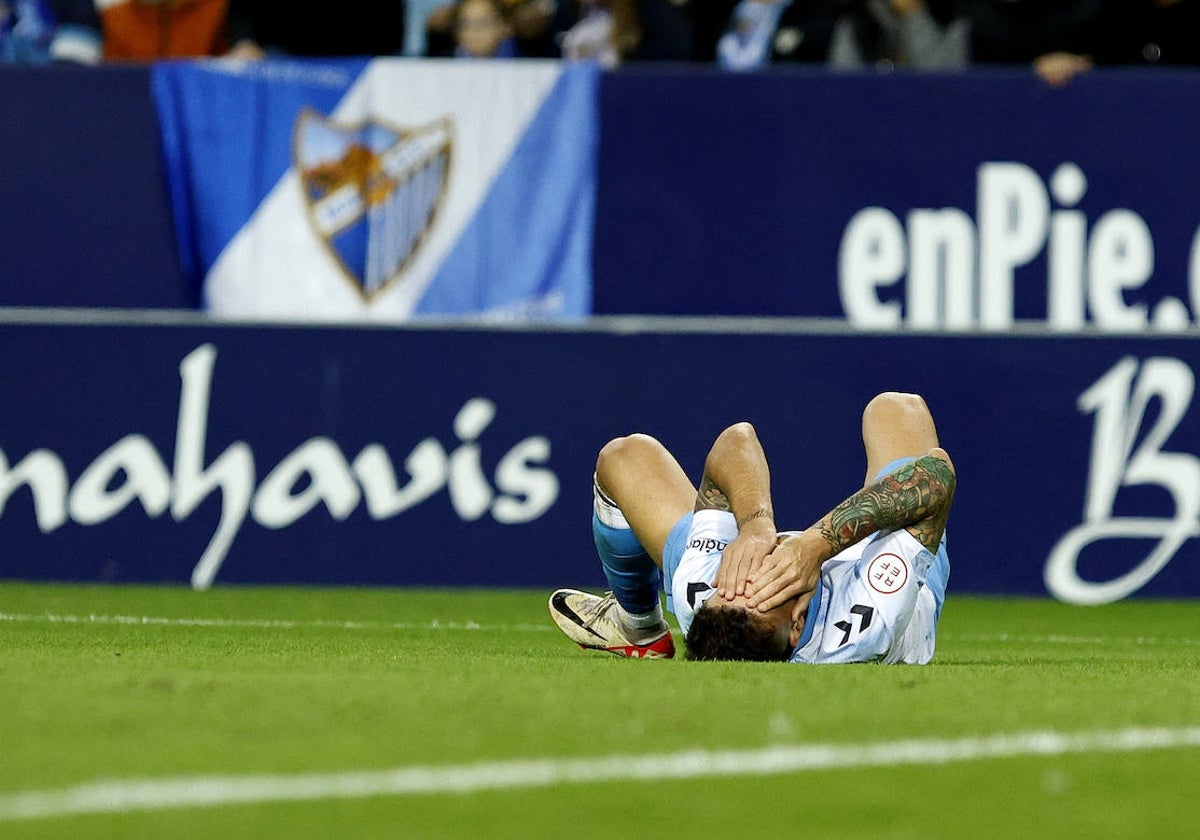 Roberto se lamenta caído en el césped, en un lance del partido de este sábado.