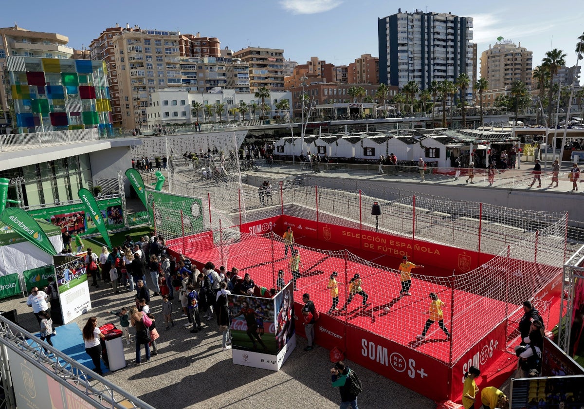 La selección española calienta motores con una 'fan zone' en el Muelle Uno