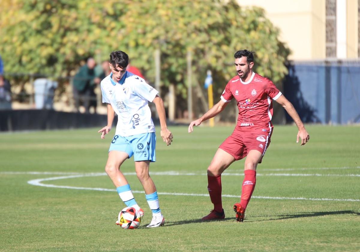 Una acción del duelo Atlético Malagueño-Rincón.