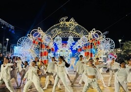 Miles de personas participan en el espectáculo de encendido de luces en Fuengirola