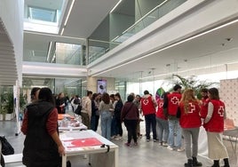 Todos los voluntarios recibiendo a los estudiantes en la Facultad de Psicología