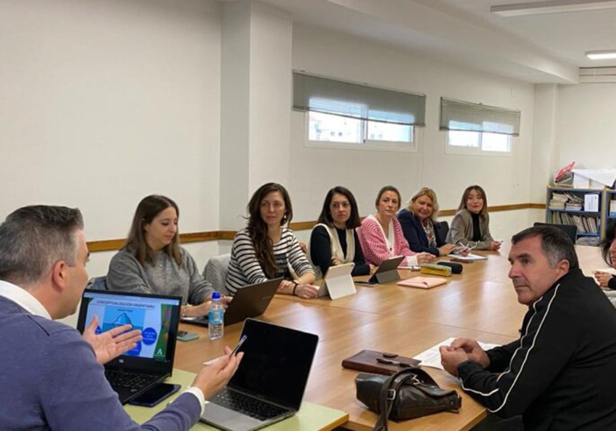 Imagen de la reunión constitutiva del equipo técnico frente al absentismo escolar en Nerja.