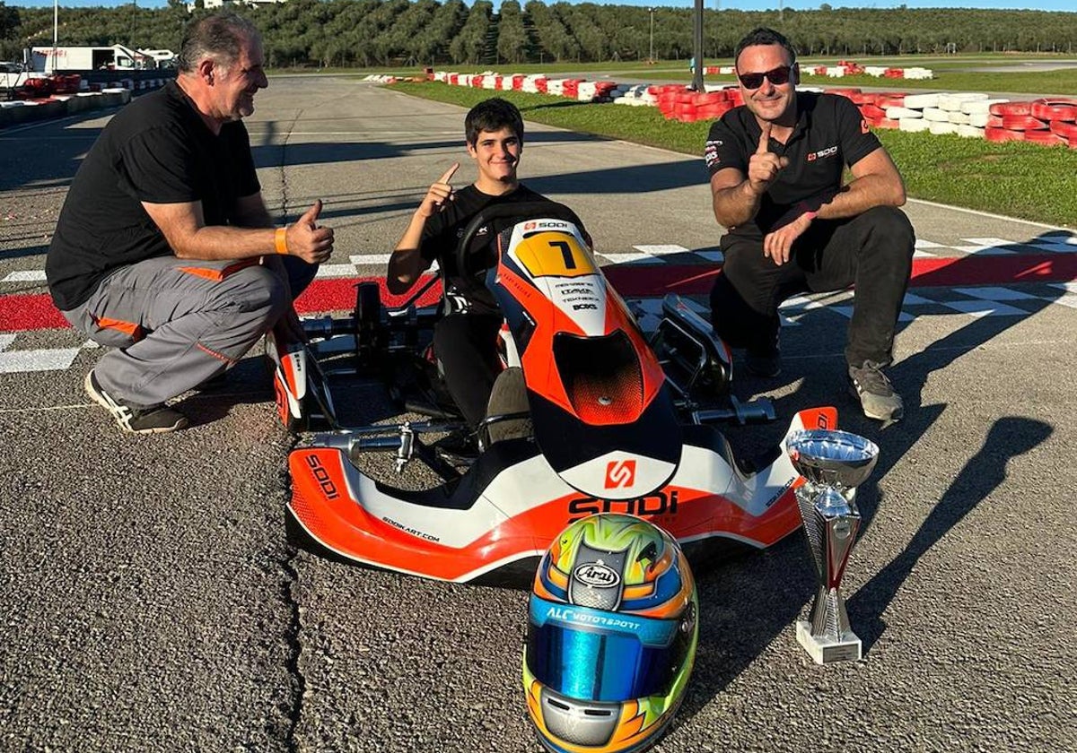 Alberto Hurtado posa en un kart con uno de sus trofeos.