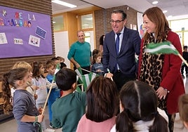 Patricia Navarro y Miguel Briones visitan el CEIP Flor de Azahar de Cártama.