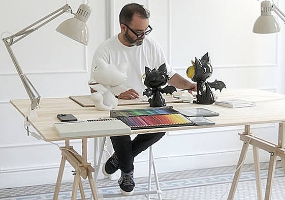 Javier Calleja, durante el proceso de diseño de sus personajes para la nueva colección de Lladró.
