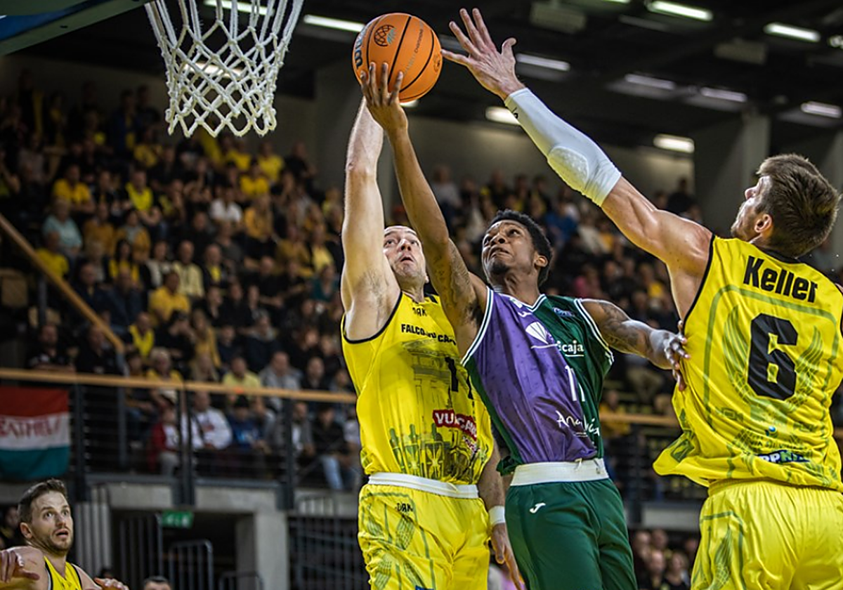Benke y Keller tratan de impedir una penetración de Carter en el duelo disputado en Hungría.