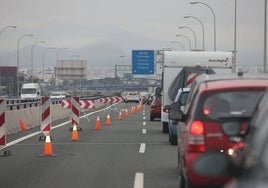 Caravana de coches por unas obras en el acceso a Málaga desde Guadalmar.