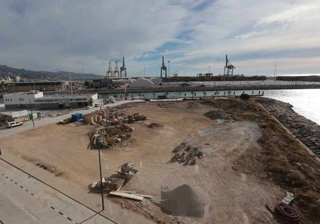 Vista aérea de los terrenos donde ya se levanta la lonja, junto al pantalán para barcos pesqueros.