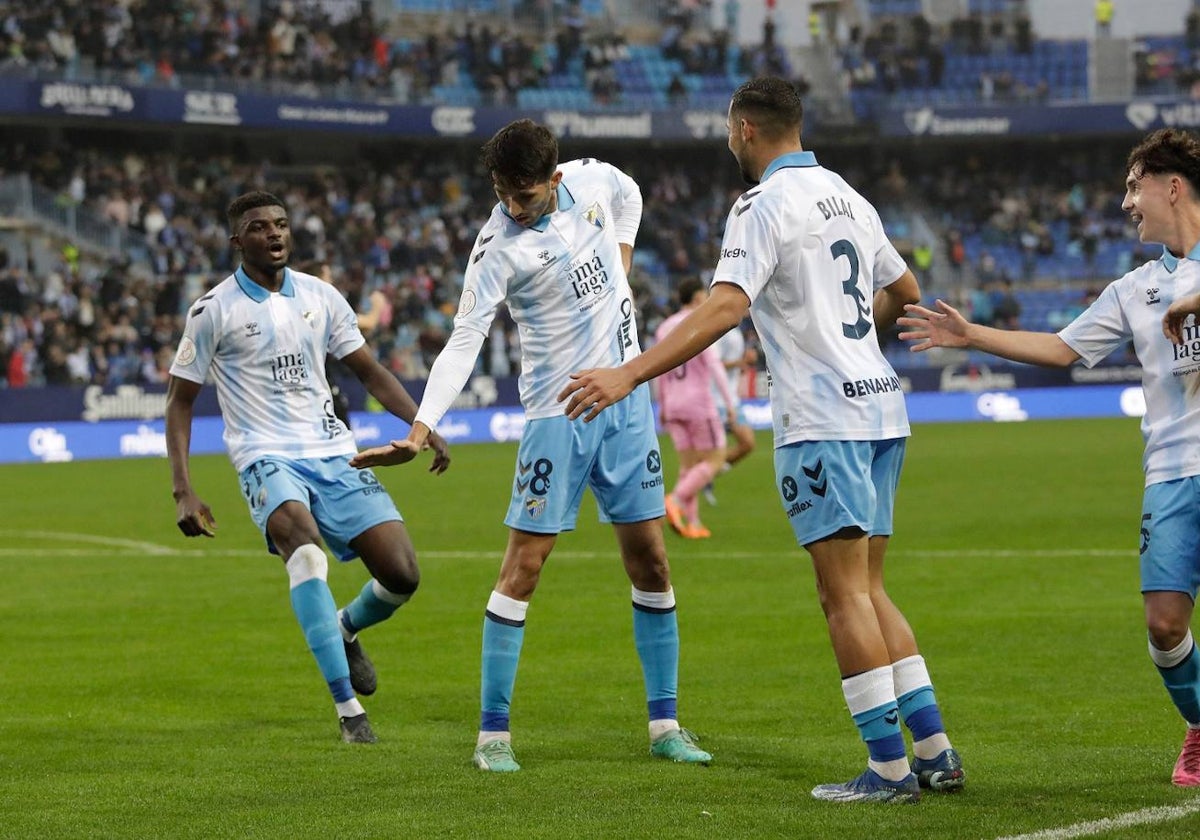 Juanpe celebra con sus compañeros el gol de la clasificación al Málaga.