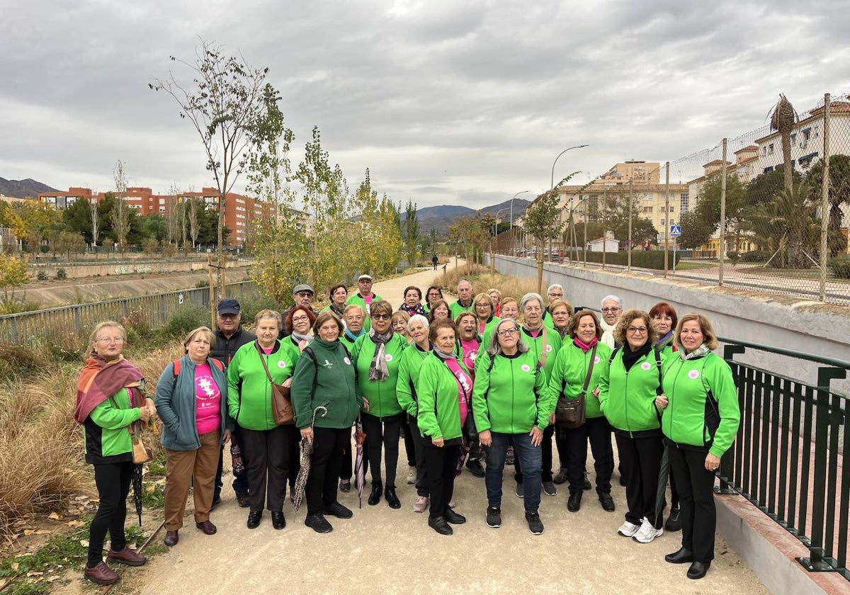 Parte de las integrantes de la Asociación Cultural Mujeres Jazmín, durante uno de los paseos que realizan en grupo cada semana.