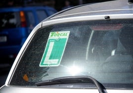 Vehículo con una L en la luneta trasera, distintivo utilizado parareconocer a los conductores