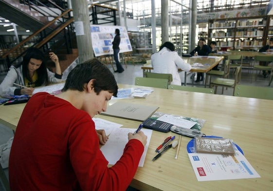 Unos jóvenes, resolviendo problemas en una competición de la Olimpiada Matemática.