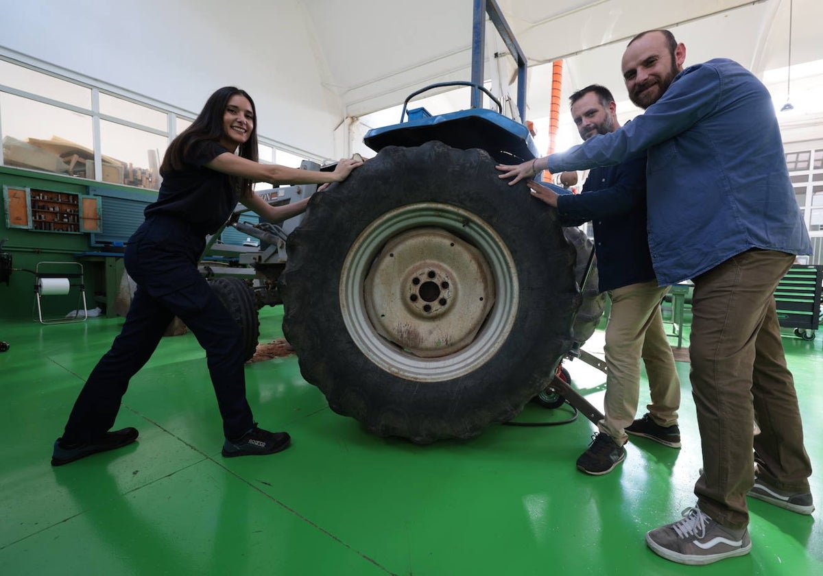 Sara Lima, con sus tutores Miguel Galera y José Marcos Rodríguez.