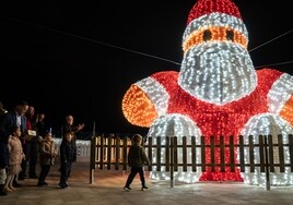 Iluminación navideña instalada en Puerto Marina.