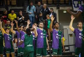 Los jugadores del Unicaja saludan en una presentación antes de un partido en la Basketball Champions League.