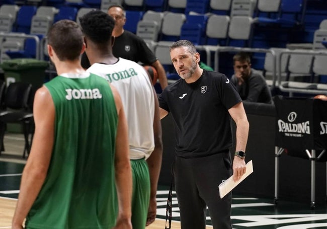 Ibon Navarro da instrucciones en el entrenamiento de ayer.