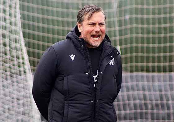 Manel Ruano dirige un entrenamiento del Mérida.