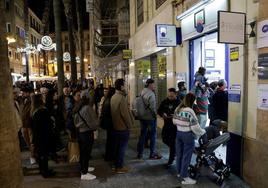 Colas para comprar lotería de Navidad en el centro de Málaga