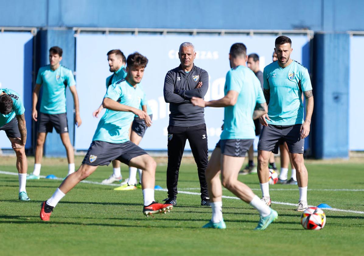 El entrenador del Málaga, Sergio Pellicer, atento a sus jugadores durante un ejercicio en el Anexo de La Rosaleda.