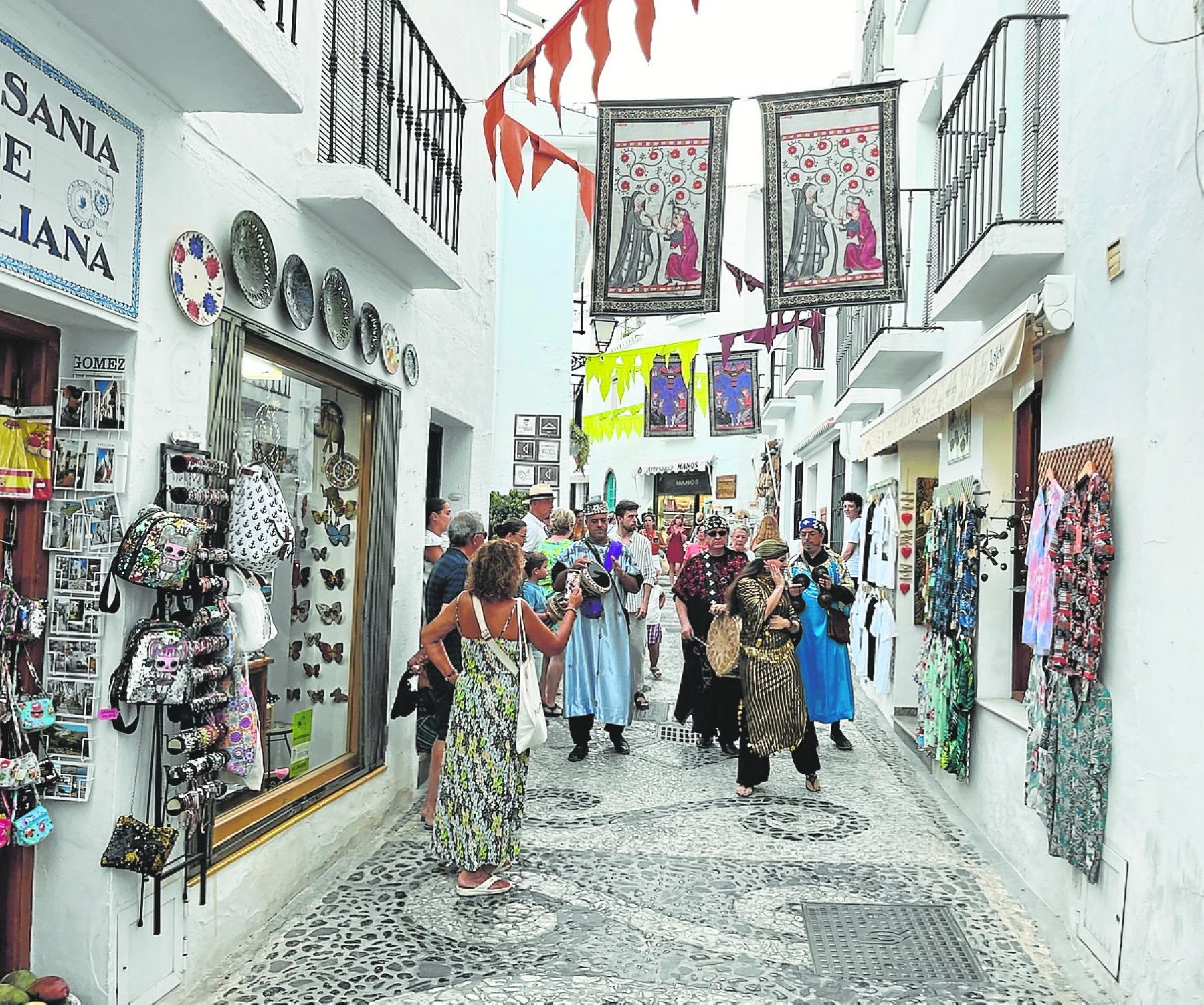 Imagen de la céntrica calle Real de Frigiliana, durante el último Festival de las 3 Culturas.