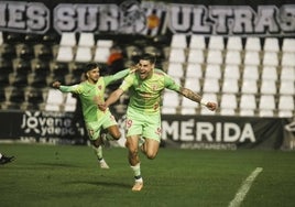 Roberto celebra el primer gol del Málaga, conseguido de penalti.