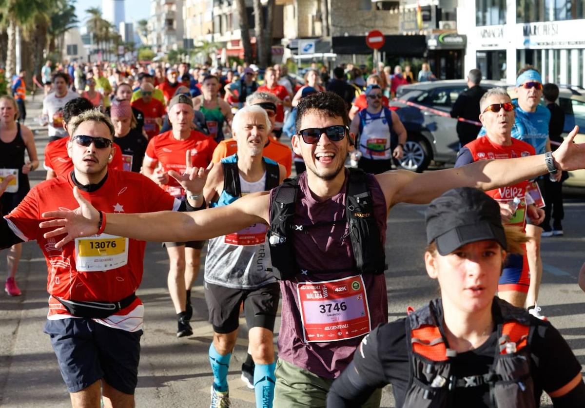 Imagen principal - Charles Mneria se corona, sin récord, en el Generali Maratón de Málaga