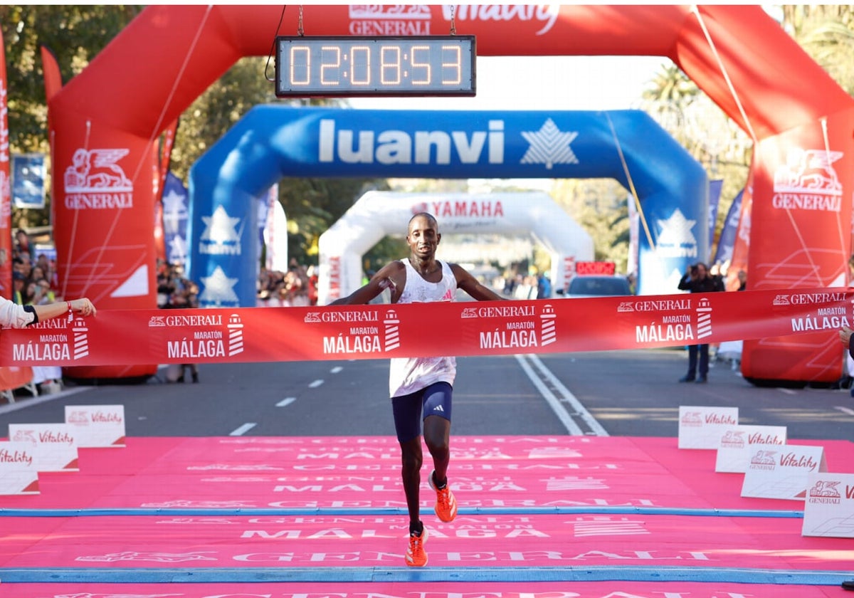 Charles Mneria se corona, sin récord, en el Generali Maratón de Málaga