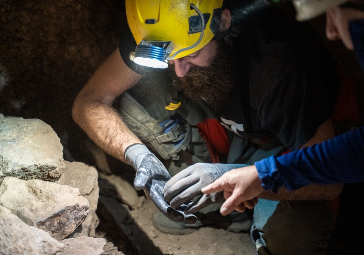 Investigadores visitaron la cueva hace unos días, acompañados del alcalde.