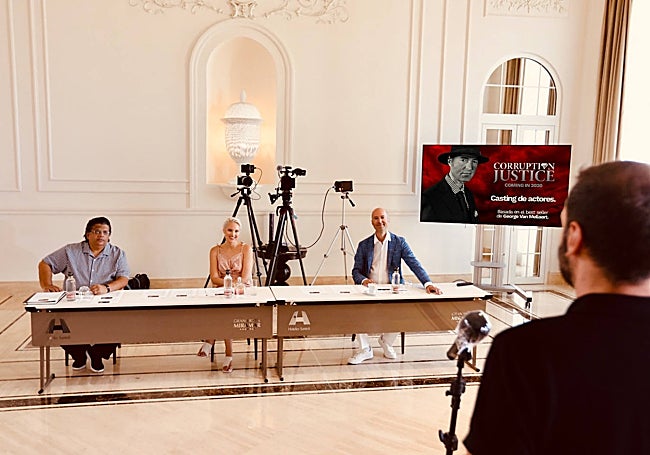 George Van Mellaert (primero por la derecha), en el casting de la serie 'Corruption of Justice' en el hotel Miramar.