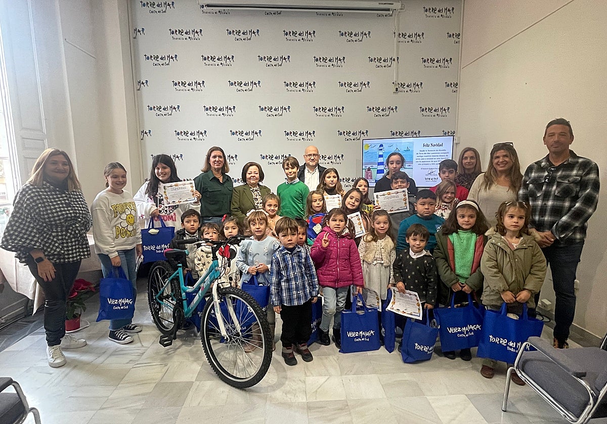 Acto de entrega de los galardones, este lunes en la Tenencia de Alcaldía de Torre del Mar.