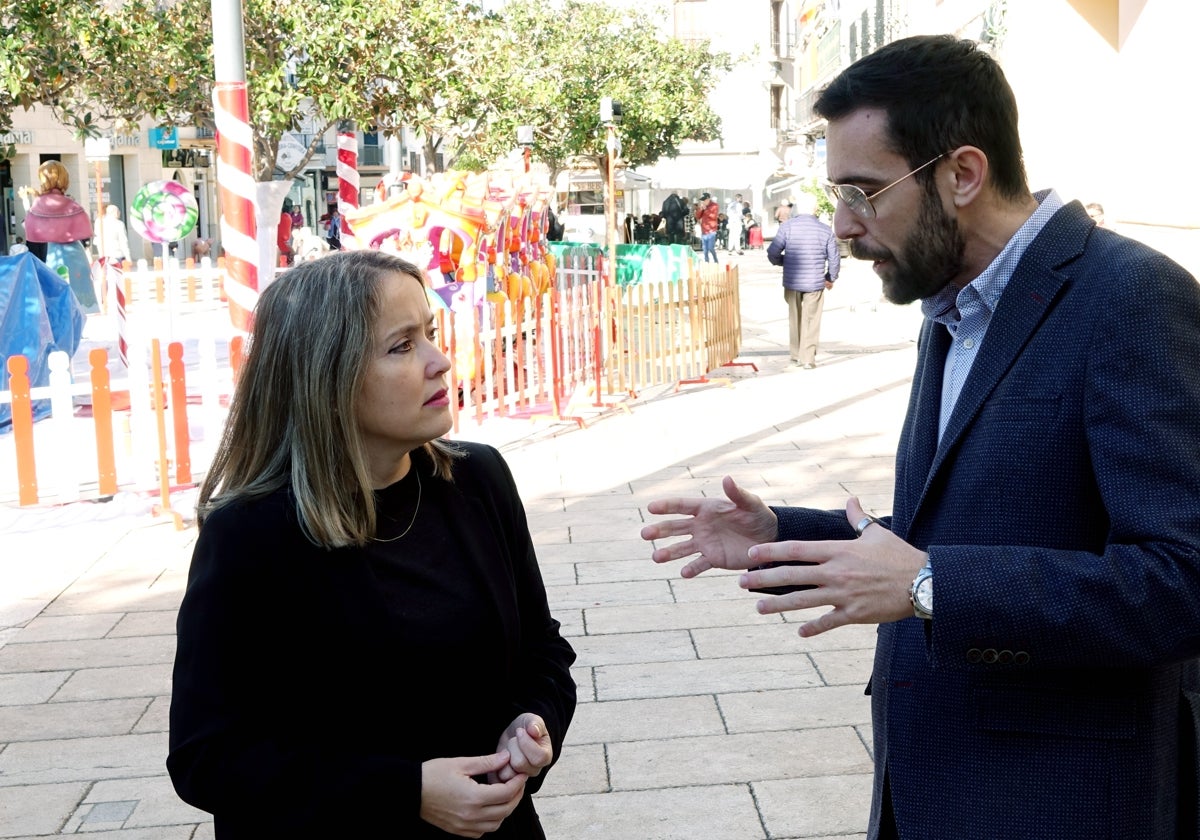 La parlamentaria andaluza por Málaga, Alicia Murillo, con el portavoz socialista en Vélez-Málaga y senador, Víctor González, este lunes en la plaza de Las Carmelitas.
