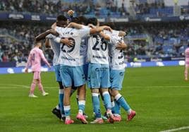 Los jugadores del Málaga se abrazan para celebrar el gol que les dio el pase ante el Eldense.