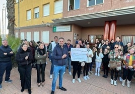 Familiares, estudiantes y el alcalde de Mollina, Eugenio Sevillano, se concentran en la puerta del centro educativo en protesta por el frío.