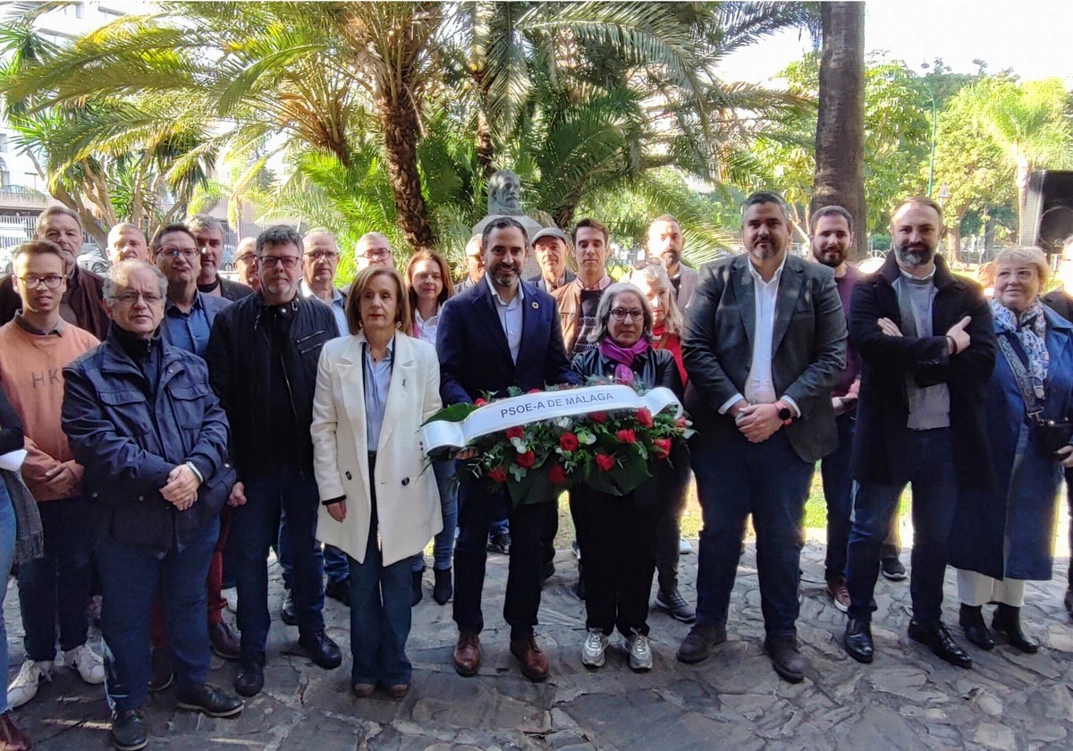 Pérez con dirigentes y militantes socialistas en la ofrenda floral ante el busto del fundador del PSOE.