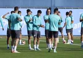 La plantilla del Málaga, en una sesión de entrenamiento reciente en el Anexo.